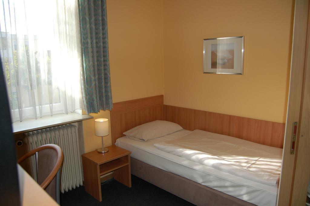 Hotel Adler Neulußheim Chambre photo