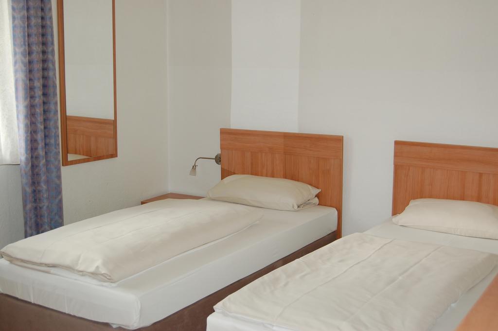 Hotel Adler Neulußheim Chambre photo